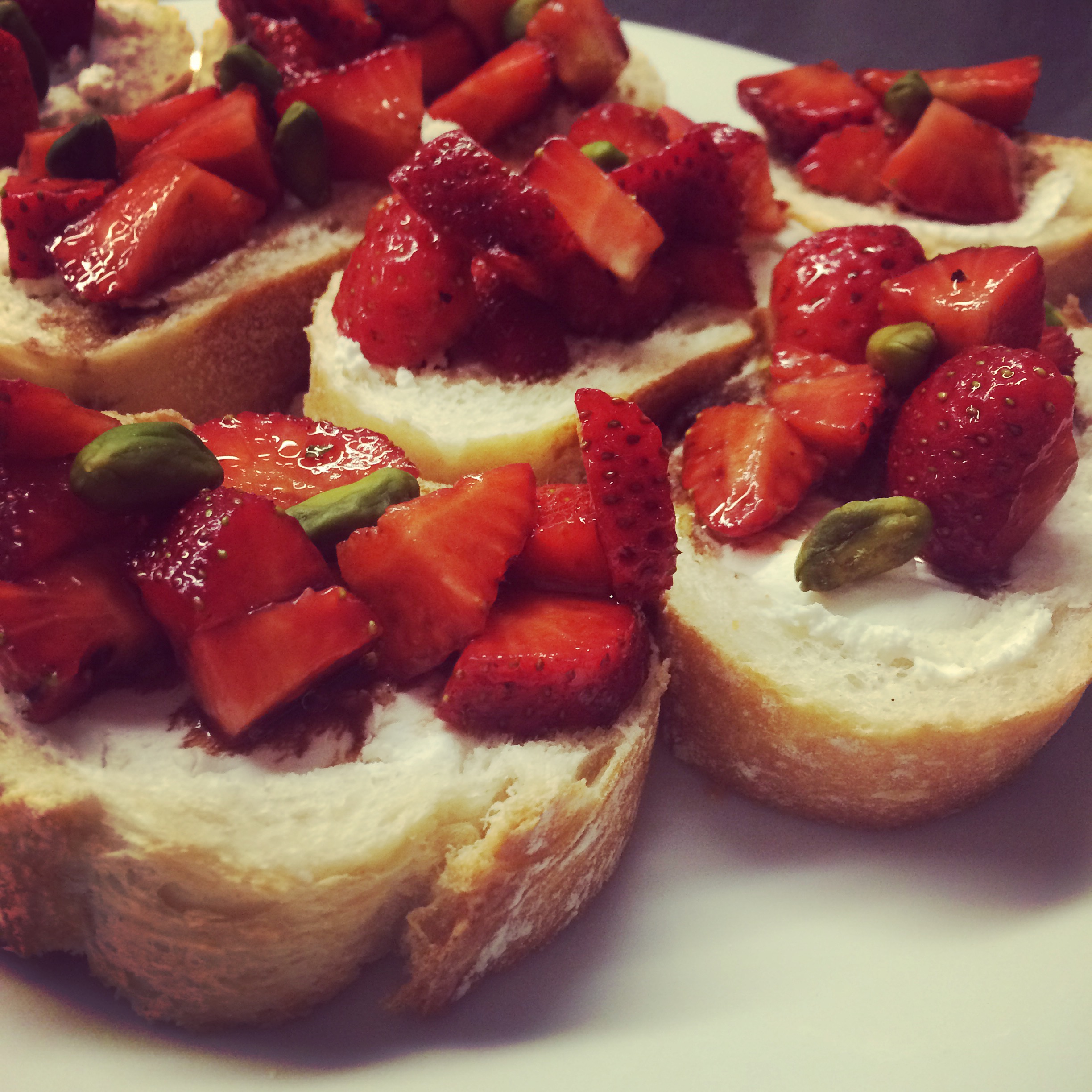 Bruschetta mit Erdbeeren und Ziegenkäse - Mrsemilyshore