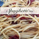 Italienischer, kalter Spaghettisalat als Beilagensalat zum Grillteller
