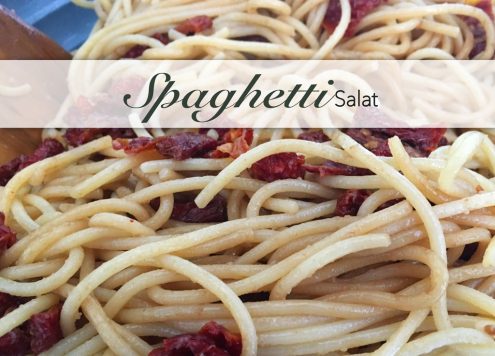Italienischer, kalter Spaghettisalat als Beilagensalat zum Grillteller